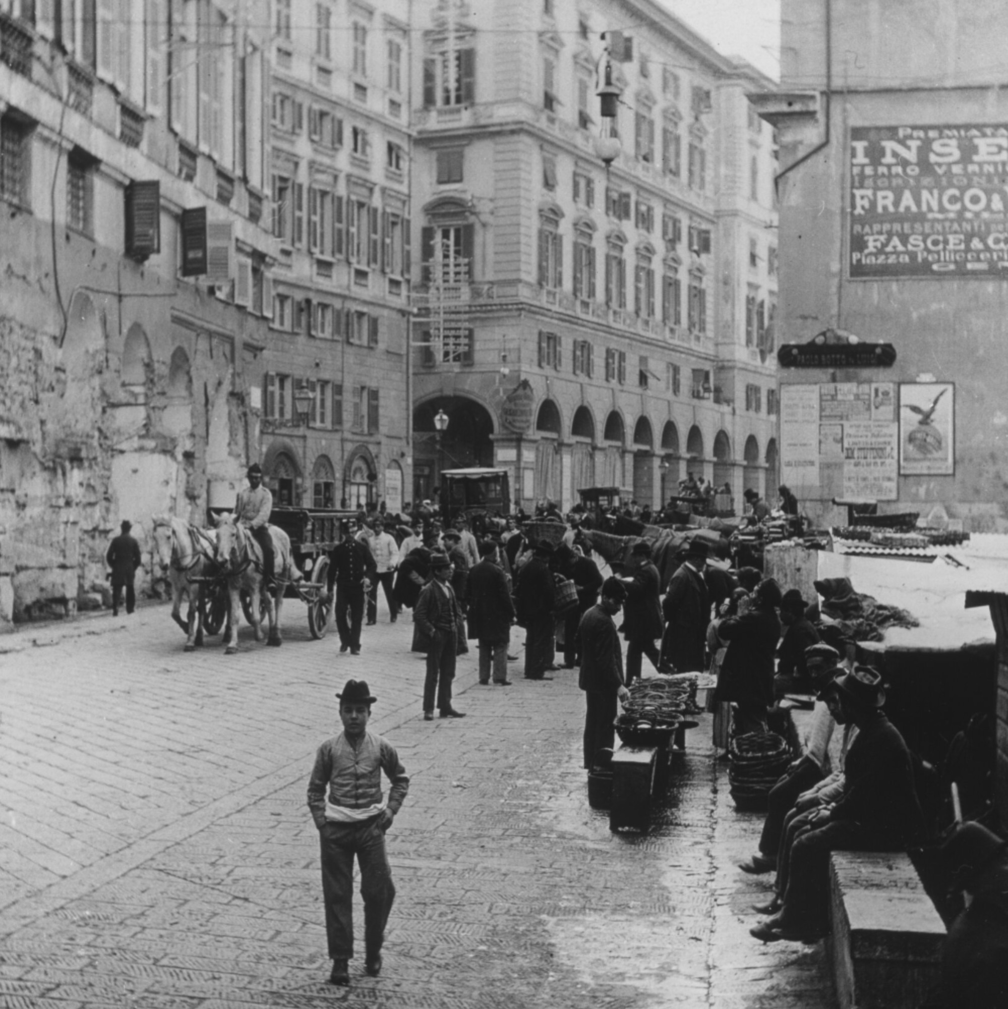 Menschen in der Innenstadt von Genua